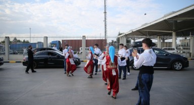 Yurda giriş yapan gurbetçilere renkli karşılama