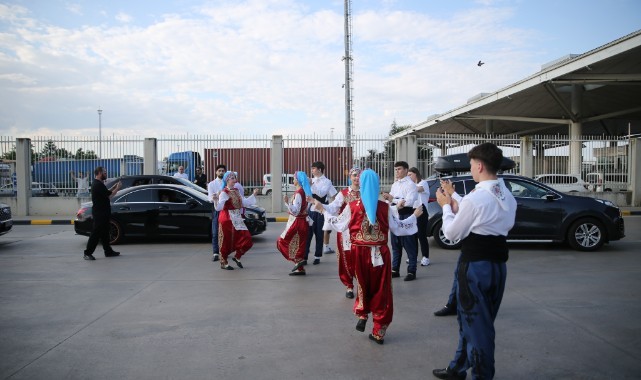 Yurda giriş yapan gurbetçilere renkli karşılama