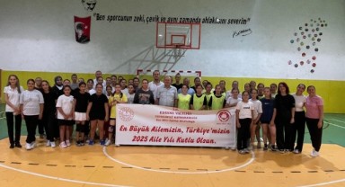 Aile Yılı kapsamında anneler ve kızları voleybol maçı yaptı