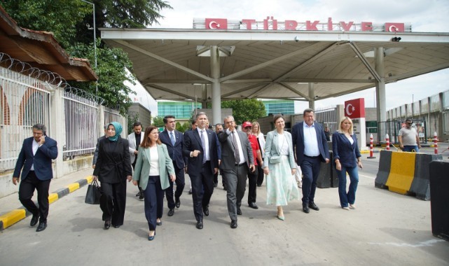 AK Parti Genel Başkan Yardımcısı Sırakaya, Kapıkule’de gurbetçileri karşıladı