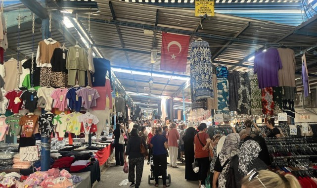 Cuma Pazarı kalabalık günlerinden birini yaşadı
