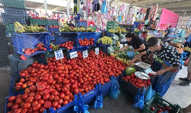 Cumartesi pazarında hareketlilik