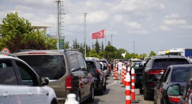Gurbetçiler vatan özleminin ağırlığıyla çalıştıkları ülkelere dönüyor