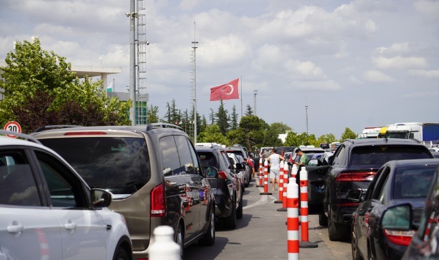 Gurbetçiler vatan özleminin ağırlığıyla çalıştıkları ülkelere dönüyor