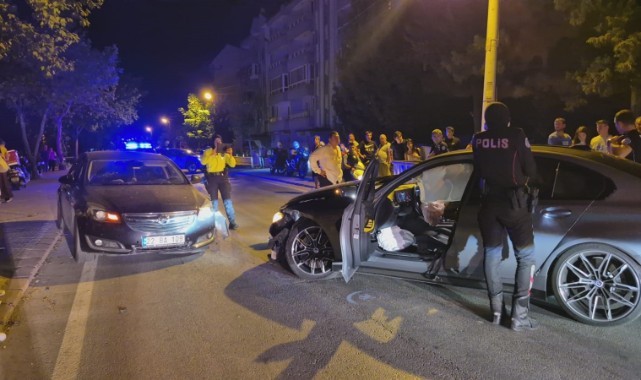 İki otomobilin çarpıştığı kazada 3 kişi yaralandı