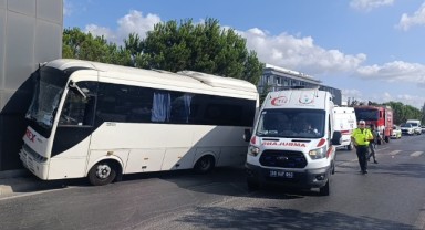 İşçi servisi OSB giriş takına çarptı