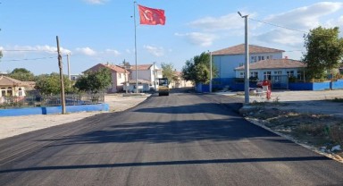 Köy yollarında sıcak asfalt çalışmaları devam ediyor