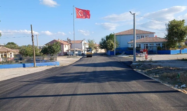 Köy yollarında sıcak asfalt çalışmaları devam ediyor