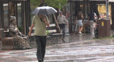 Sağanak nedeniyle cadde ve sokaklar göle döndü