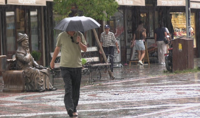 Sağanak nedeniyle cadde ve sokaklar göle döndü