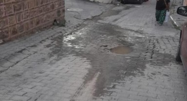 Sarıcapaşa’da bir haftadır su yola akıyor