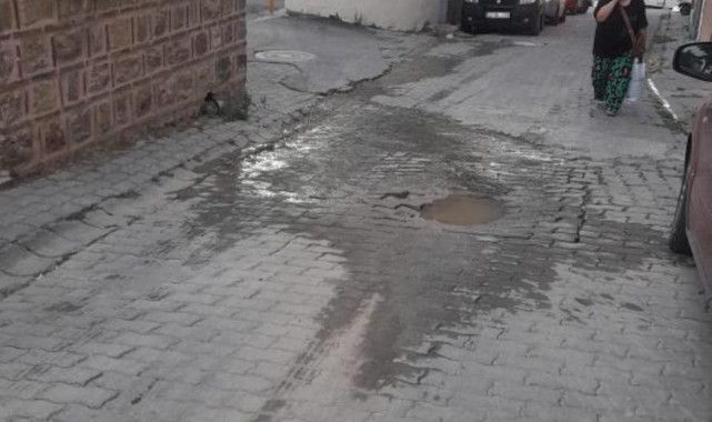 Sarıcapaşa’da bir haftadır su yola akıyor
