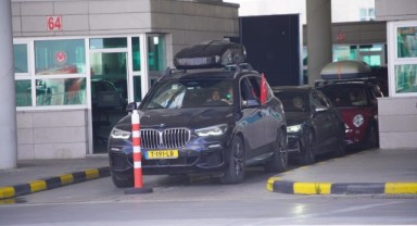 Sevinçle geldikleri Türkiye'den hüzün ve gözyaşı ile ayrılıyorlar