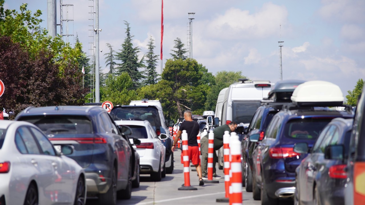 Sevinçle geldikleri Türkiye'den hüzün ve gözyaşı ile ayrılıyorlar