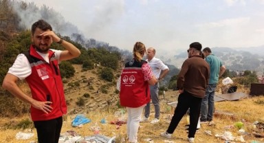 Sosyal hizmet ekipleri yangın sonrası sahadaydı