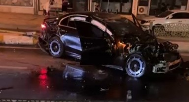 Taksiyle çarpışan otomobilin sürücüsü yaralandı