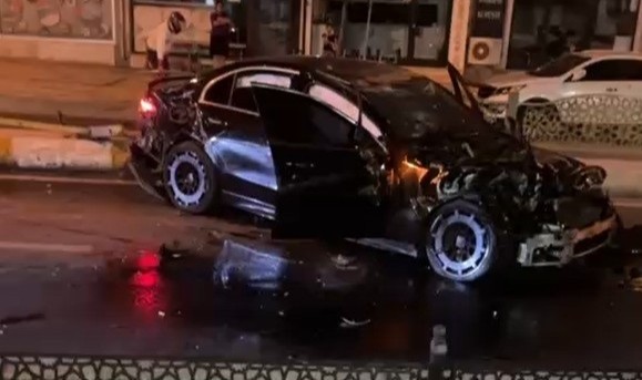 Taksiyle çarpışan otomobilin sürücüsü yaralandı