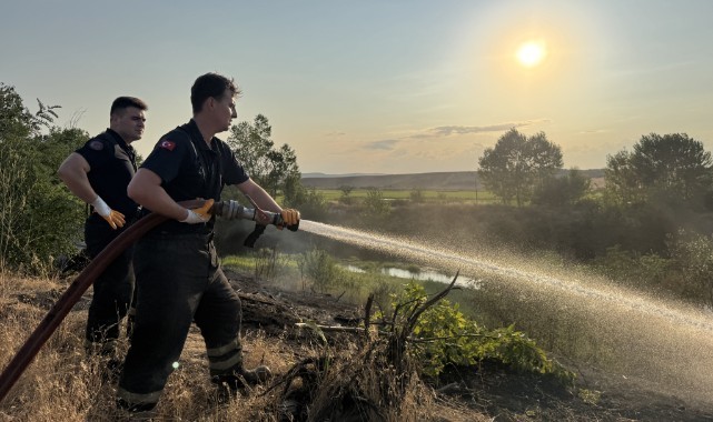 Tunca Nehri kenarında çıkan yangın söndürüldü