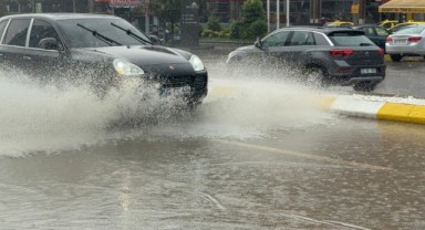 Yağış hayatı olmuşuz etkiledi, kent genelinde yollar göle döndü
