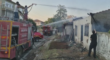 Yangında bir ev kullanılamaz hale geldi, yakınındaki 2 yapıda hasar oluştu