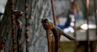Ağaç dallarını hayvan figürlü bastonlara dönüştürüyor