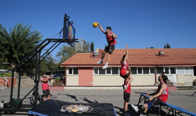 Akrobat basketbolcuların smaç şovu