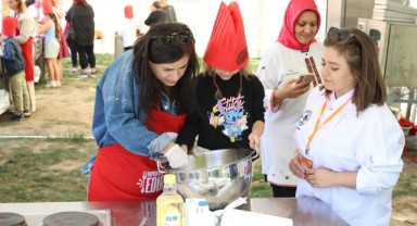 Anneler ve çocukları en lezzetli keki yapmak için yarıştı