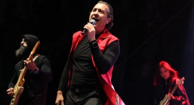 Edirne'de şarkıcı Kıraç sahne aldı