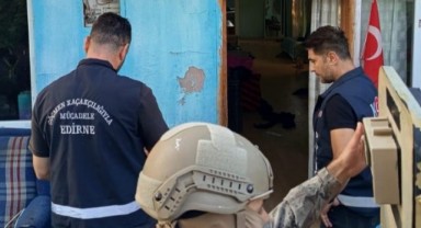 Evde yakalanan göçmen kaçakçısı tutuklandı