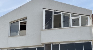 Evini yakan kişi bıçakla aile fertlerini yaraladı