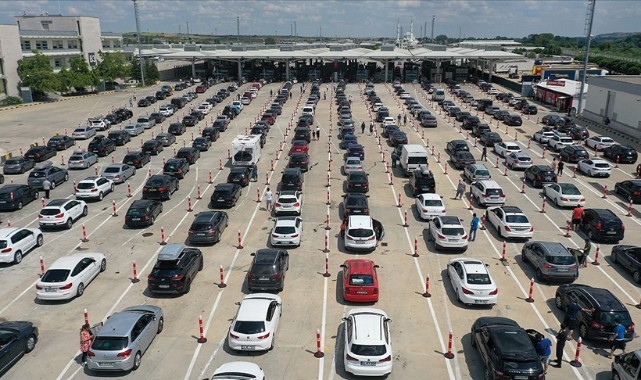 Gurbetçi sezonunda gümrüklerden yaklaşık 4 milyon kişi geçiş yaptı