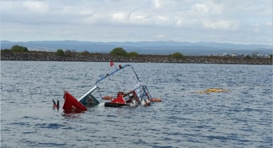 İğneada açıklarında tekneleri su alan 3 balıkçı kurtarıldı