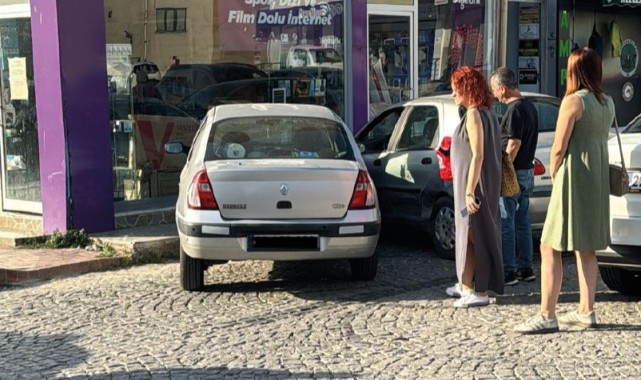 İki araç çarpıştı, facianın eşiğinden dönüldü
