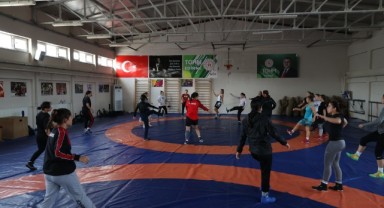 Kosovalı kadın güreşçiler Edirne'de kamp yapıyor