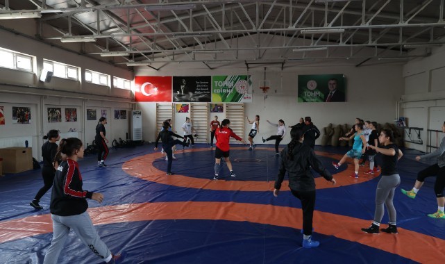 Kosovalı kadın güreşçiler Edirne'de kamp yapıyor