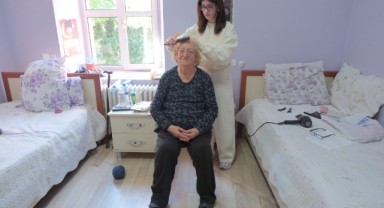 Kuaförler huzurevi sakinlerinin saç bakımlarını yaptı