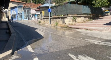 Mahalle Sakinleri Patlak Borular İçin Yetkililerden Çözüm Bekliyor