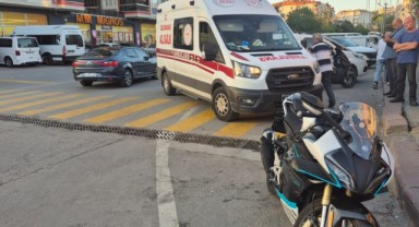 Otomobilin çarptığı motosiklet sürücüsü yaralandı