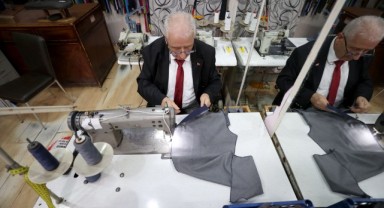 Yarım asırdan fazladır elinden iğne ve ipliği düşürmüyor