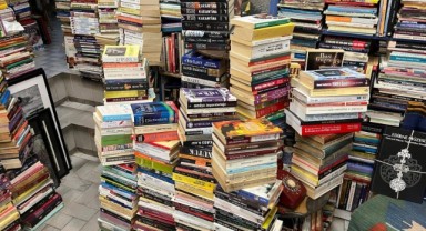 Yarım kalan eğitimini kitaplarla tamamladı