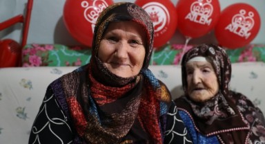 100. yaşına giren kadına sürpriz doğum günü