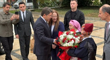 Bakan Tunç çiçeklerle karşılandı