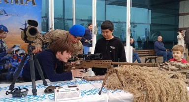 BORA-12 keskin nişancı tüfeği öğrencilerin ilgi odağı oldu