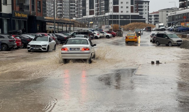 Cadde ve sokaklar göle döndü