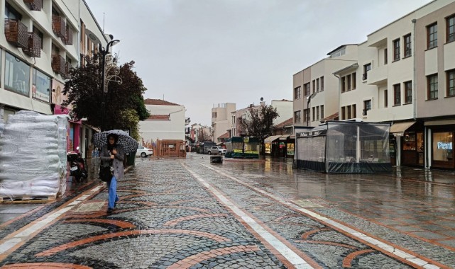 Cadde ve sokaklar yağışın etkisiyle boş kaldı