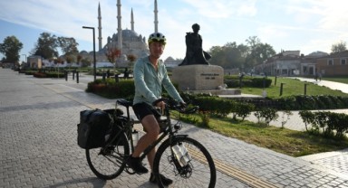 Çocukluk arkadaşının hatırası için pedal çeviriyor