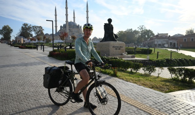 Çocukluk arkadaşının hatırası için pedal çeviriyor