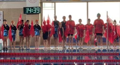 Cumhuriyet Bayramı dolayısıyla yüzme yarışı düzenlendi