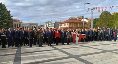 Cumhuriyet Bayramı kapsamında anıta çelenk sunuldu