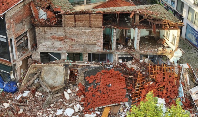 Depremde yıkım ve hasar dronla görüntülendi